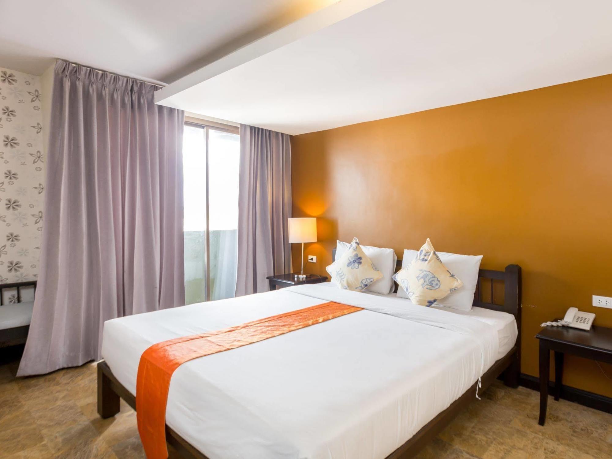 All Together Suite Hotel Bangkok Exterior photo